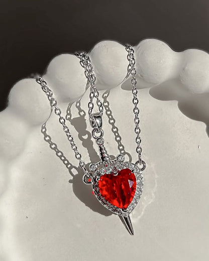 Collar Espada y Corazón – Símbolo de Amor y Protección ❤️🗡️
