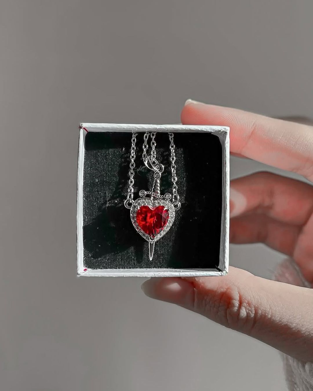 Collar Espada y Corazón – Símbolo de Amor y Protección ❤️🗡️
